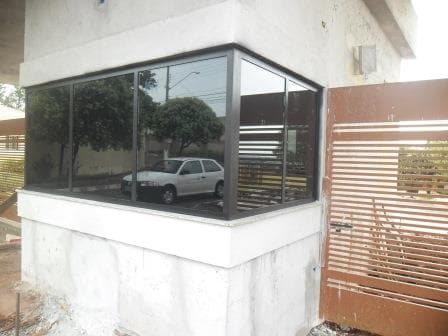 Guarita blindada com vidro escuro em obra · instalação comercial