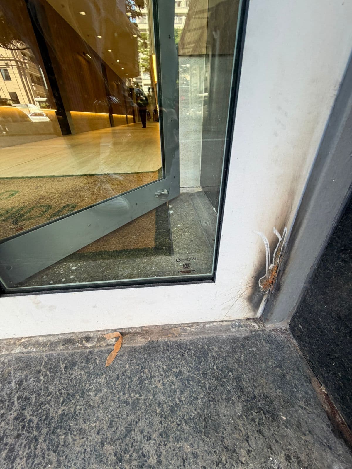 Detalhe de janela blindada com certificação Multiglass Engeblind · caixilho cinza