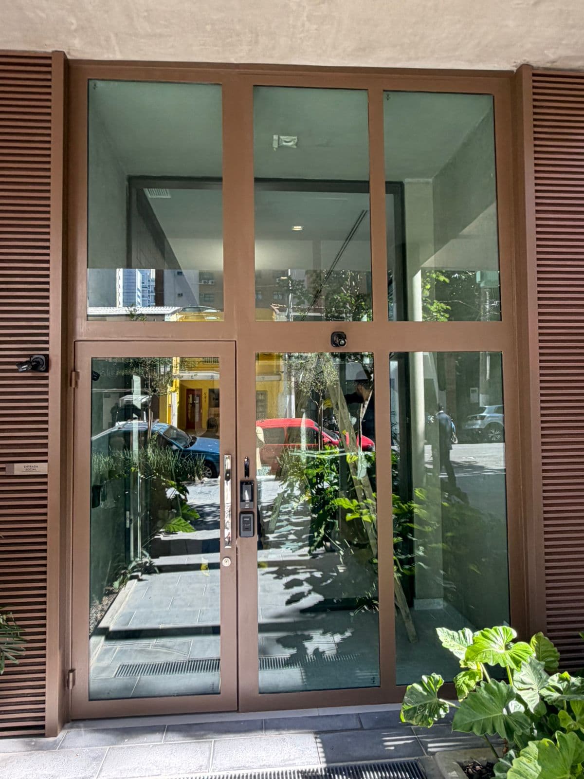 Porta blindada dupla com estrutura em bronze · entrada de condomínio