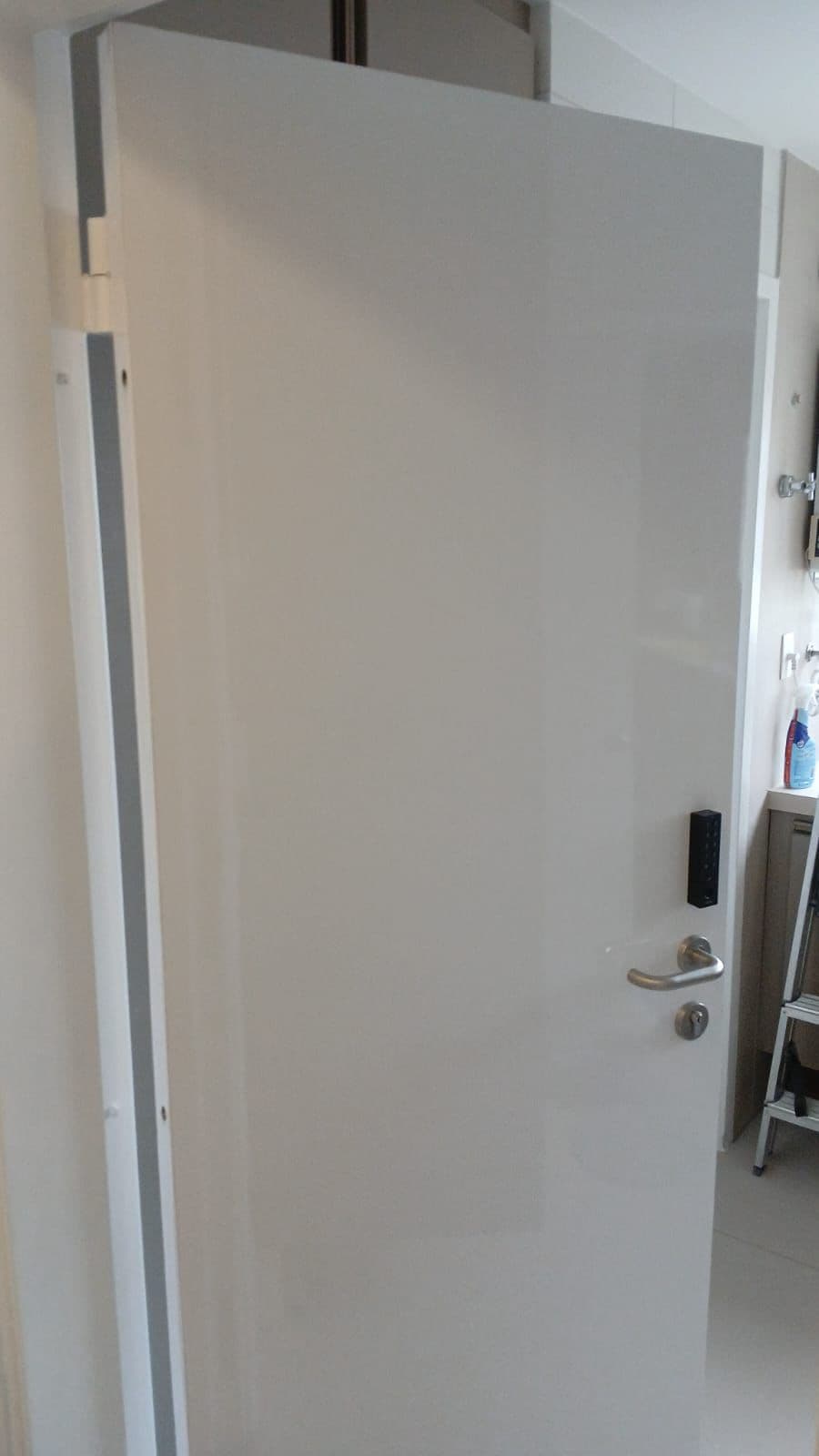 Porta blindada cinza metálico com fechadura eletrônica