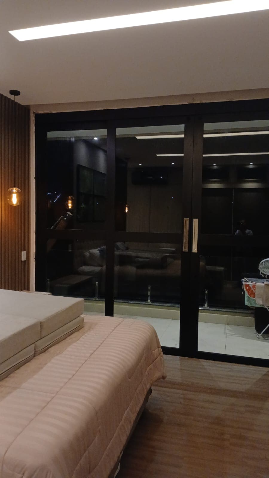 Portas blindadas de vidro com caixilho preto · quarto com varanda