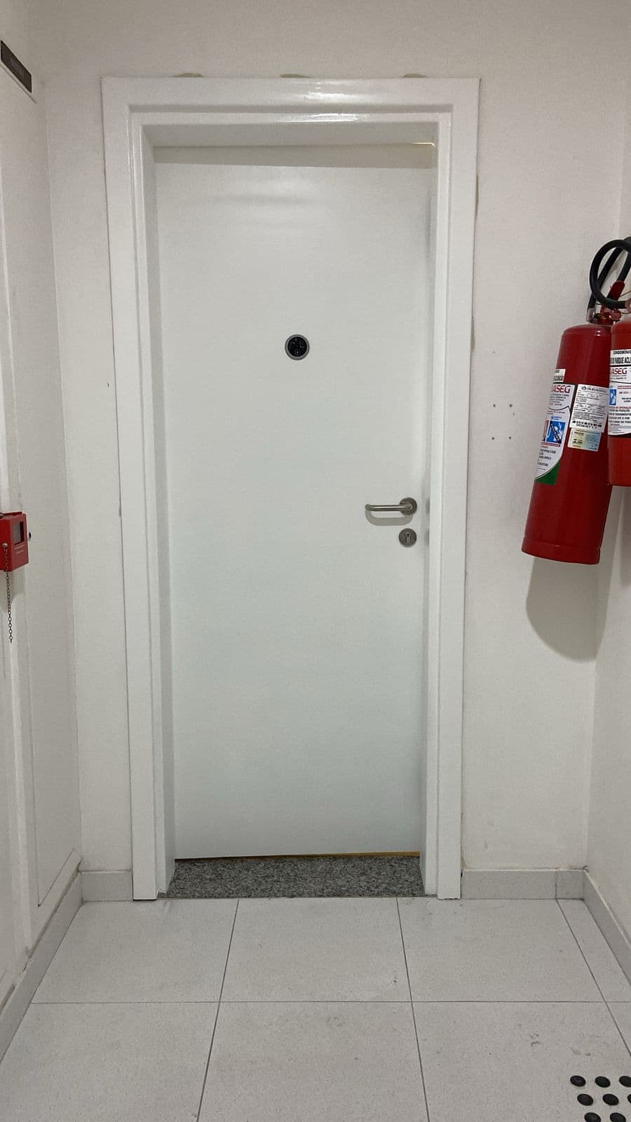 Porta blindada branca com fechadura digital em apartamento